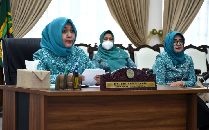 Ketua TP PKK Sumut, Nawal Lubis membuka kegiatan Sosialisasi dan Advokasi Bulan Imunisasi Anak Nasional (BIAN) Tahun 2022 yang diselenggarakan secara virtual dari Hall Rumah Dinas Gubernur Sumut, Jalan Sudirman No. 41 Medan, Kamis (2/6/2022).