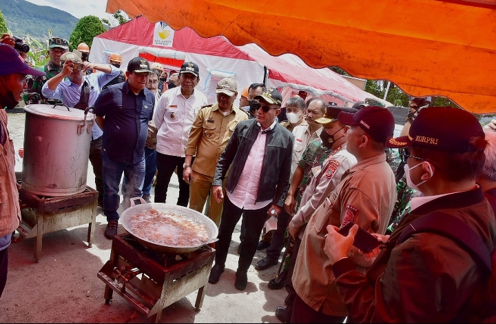 Gubernur Sumatera Utara (Sumut) Edy Rahmayadi bersama Pangdam I/Bukit Barisan Mayjen TNI Achmad Daniel Chardin dan Kapolda Sumut, Irjen Pol RZ Panca Putra Simanjuntak meninjau posko gempa Tapanuli Utara di Kantor Bupati Tapanuli Utara, Kecamatan Tarutung, Kabupaten Tapanuli Utara, Senin (3/10/2022).