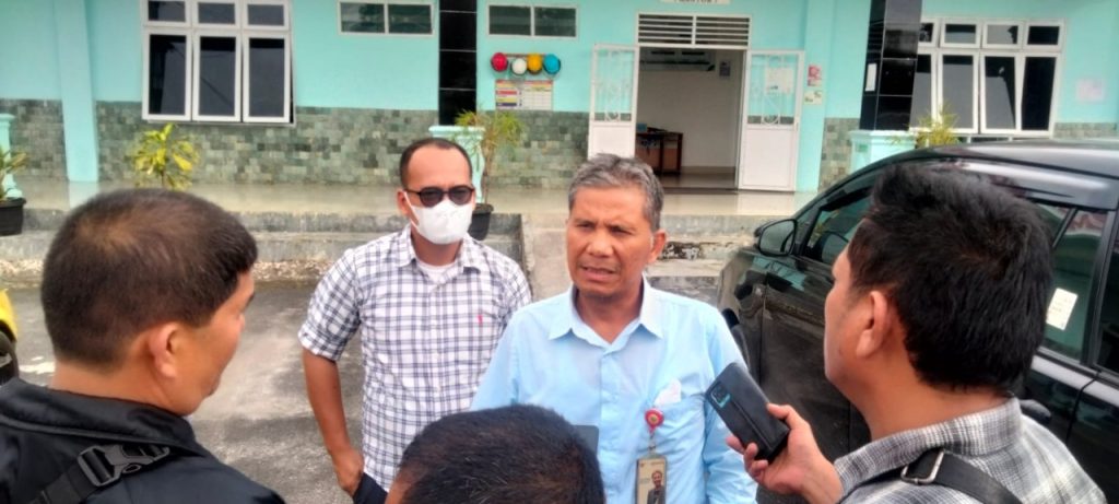 Kepala Ombudsman Perwakilan Sumatera Utara, Abyadi Siregar diwawancarai wartawan di pelataran ruang kerja manajemen RSUD Sidikalang, Kamis(12/1/23) (DETEKSI.co/Parulian Nainggolan)