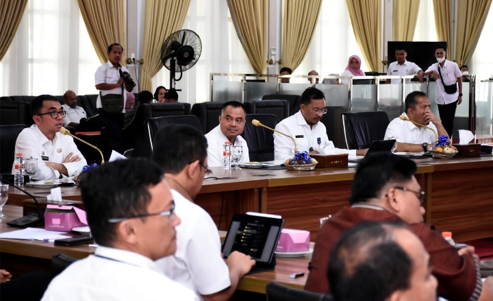 Kepala Dinas Komunikasi dan Informatika (Kominfo) Provinsi Sumatera Utara (Sumut) Ilyas Sitorus yang juga sekretaris umum Hari Pers Nasional (HPN) 2023, bersama Kepala Dinas Penanaman Modal dan PTSP Provinsi Sumut Faisal Arif Nasution Selaku Ketua III HPN 2023, serta Ketua Persatuan Wartawan Indonesia (PWI) Sumut Farianda Putra Sinik, melakukan rapat koordinasi penyelenggaraan HPN 2023 bersama para perwakilan OPD dilingkungan Pemprov Sumut, Kabupaten Deliserdang, pimpinan BUMD Sumut, serta pimpinan media cetak dan elektronik, di Aula Tengku Ruizal Nurdin, Rabu Sore (11/01). (Foto Diskominfo Sumut / Fahmi Aulia)