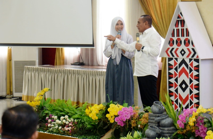 Gubernur Sumatera Utara (Sumut) memberi motivasi kepada para guru SMA dan SMK pada pertemuan dengan para guru, siswa, dan ASN Cabang Dinas Wilayah XI dan XII di Komplek Kantor Bupati Tapanuli Selatan, Sipirok, Selasa (14/3).