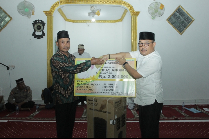 Sekretaris Diskominfo Kabupaten Asahan Arbin Ariadi Tanjung dalam acara Safari Ramadhan memberi  santunan kepada anak yatim dan kaum dhuafa.(Selasa (28/03/2023 dok. foto istimewa).