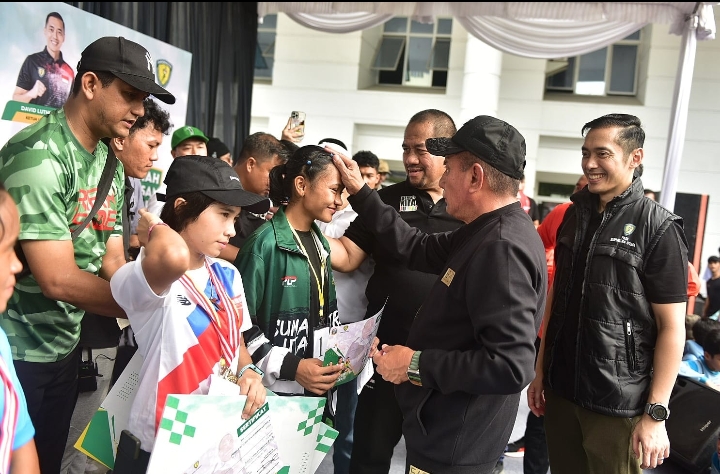 Gubernur Sumatera Utara (Sumut) Edy Rahmayadi melepas ribuan peserta lomba lari Sumut Atletik Juara (SAJ di garis start yang terletak di depan Kantor Gubernur, Jalan Diponegoro Nomor 30 Medan, Minggu (19/3).