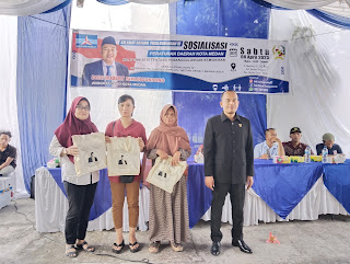 Usai Sosialisasi Perda No.5 tahun 2015, Anggota DPRD Medan Dodi Robert Simangungsong Foto bersama dengan warga masyarakat