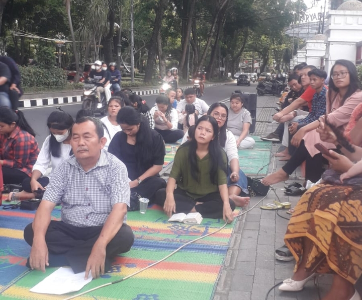 Jemaat sedang mendengar Khotbah Pdt Oktavianus di depan kantor Wali Kota Medan, Minggu (07/05/2023) (Dok.Istimewa).