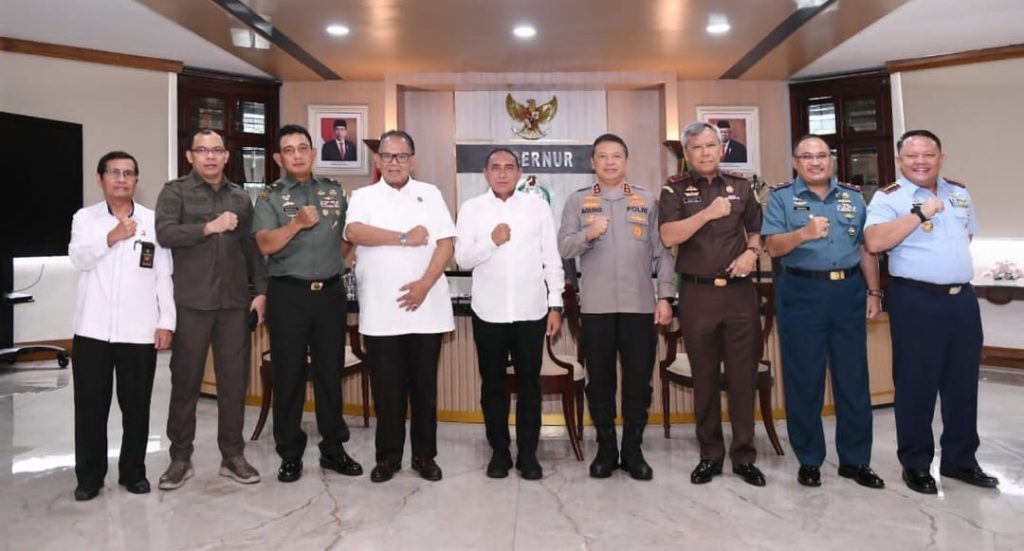 Gubernur Sumatera Utara (Sumut) Edy Rahmayadi melaksanakan rapat koordinasi bersama Pimpinan Forum Koordinasi Pimpinan Daerah (Forkopimda) Sumut di Ruang Kerja Lantai 10, Kantor Gubernur Sumut, Jalan Pangeran Diponegoro Medan, Senin (31/7/2023). Usai pertemuan ini Gubernur bersama Pimpinan Forkopimda Sumut melaksanakan konferensi pers terkait kelangkaan Gas 3 Kg di Sumut.