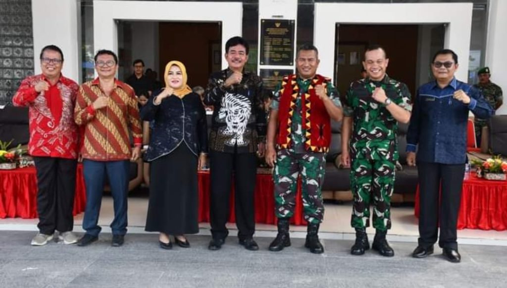 Danrem 023/KS menerima Cendra mata dari Bupati Nias Barat