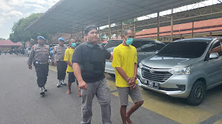 Tersangka Pembunuhan : Dua tersangka pembunuhan wanita di Kota Binjai, dipaparkan oleh pihak kepolisian di Mapolres Binjai, Senin (24/07/2023). (Foto: RFS/e-news.id).