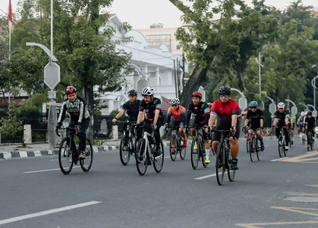 Pj Gubernur Sumatera Utara (Sumut) Hassanudin bersama Sekretaris Daerah Provinsi Sumut Arief S Trinugroho dan sejumlah pimpinan Organisasi Perangkat Daerah (OPD) Provinsi Sumut serta komunitas bersepeda di seputaran Kota Medan, yang dimulai dari Rumah Dinas Gubernur Sumut Jalan Sudirman Nomor 41 Medan, Sabtu (9/9). (Foto : Alexander AP Siahaan/Diskominfo Provsu)