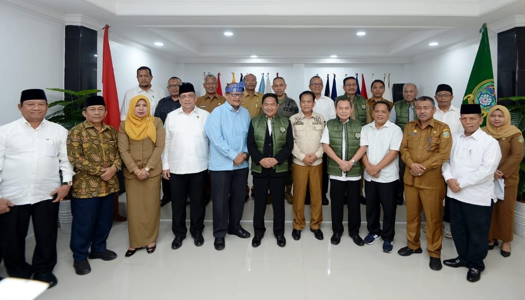 Pj. Gubernur Sumatera Utara (Sumut) Hassanudin memimpin rapat dengan Tim Pemantauan Perkembangan Politik Provinsi Sumut di Aula Kebangsaan Badan Kesatuan Bangsa dan Politik Jalan Gatot Subroto Kota Medan, Senin (25/9).