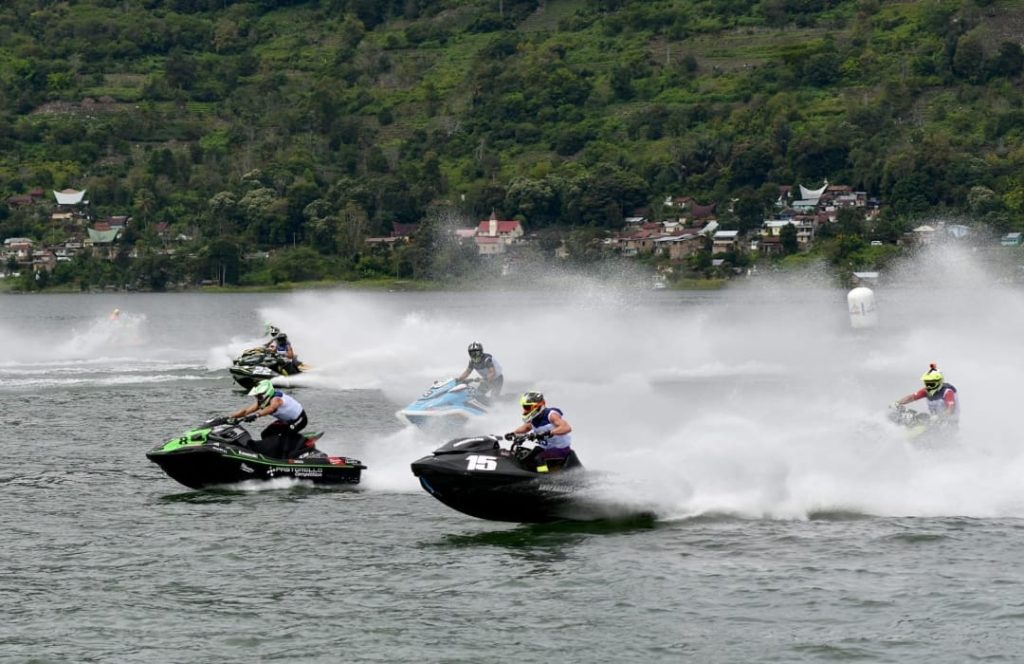 Ribuan wisatawan dan masyarakat memadati kawasan waterfront Pangururan, Samosir, yang menjadi salah satu lokasi balapan Aquabike World Championship 2023, Jumat (24/11/2023)