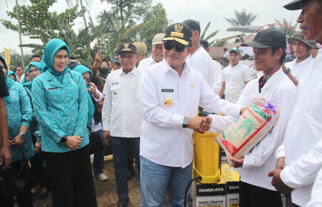 Penjabat (Pj) Gubernur Sumatera Utara Hassanudin didampingi Pj Ketua TP PKK Provinsi Sumut Dessy Hassanudin melakukan penanaman cabai dalam rangka "Gerakan Sumut Menanam" pada rangkaian acara Pra Musrenbang Provinsi Sumatera Utara Tahun 2025 di Desa Serdang, Kecamatan Meranti, Kab. Asahan.