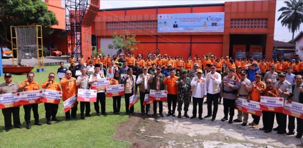 Asisten Pemerintahan dan Kesejahteraan Rakyat Basarin Yunus Tanjung memimpin Apel Hari Kesiapsiagaan Bencana 2024 di Lapangan Kantor Badan Penanggulangan Bencana Daerah (BPBD) Sumut, Jalan Gatot Subroto, Medan, Jumat (26/4). (DISKOMINFO SUMUT)