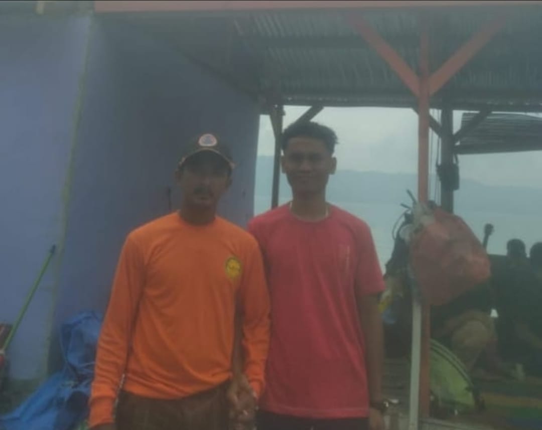 Ivan Lau (kanan) berhasil diselamatkan setelah sebelumnya sempat terbawa arus air menjauh dari pantai di perairan Danau Toba, Desa Silalahi 3 Kecamatan Silahisabungan Kabupaten Dairi, Kamis (27/6/2024). (istimewa)