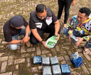 Satuan Reserse Narkoba Polrestabes Medan ungkap kasus narkotika jenis sabu dan ribuan pil ekstasi yang dikendalikan oleh jaringan lintas negara Malaysia – Indonesia di Asahan, Sabtu (25/10/2025).